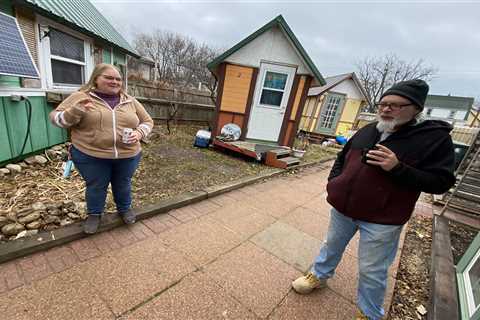 Casas pequeñas ofrecen más que un techo para las personas sin hogar