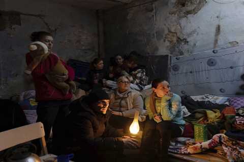 Suffering goes on in encircled Mariupol as evacuation fails