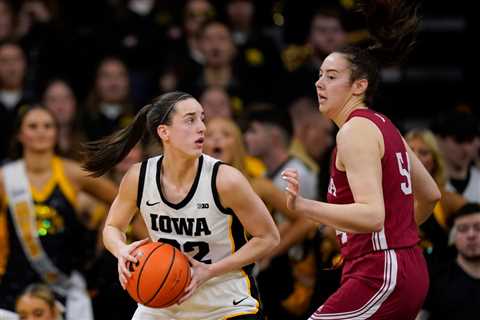 Iowa’s Caitlin Clark links to game-winning 3 vs. No. 2 Indiana