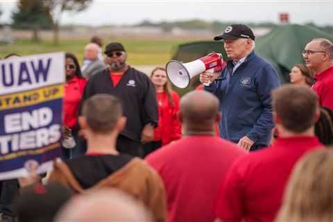 Biden makes historic visit to metro Detroit picket line to rally with striking auto workers ⋆