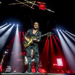 Maná sings about his beautiful and beloved Mexico in Madrid with an audience surrendered to his..