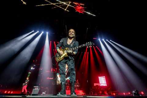 Maná sings about his beautiful and beloved Mexico in Madrid with an audience surrendered to his..