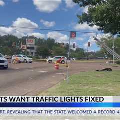 South Jackson residents frustrated with damaged traffic light