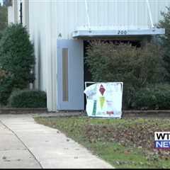 Lee County voting precinct saw brief delay because of machine jam