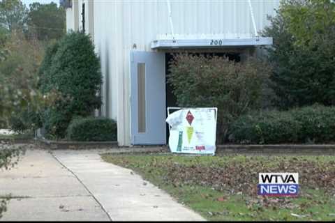 Lee County voting precinct saw brief delay because of machine jam